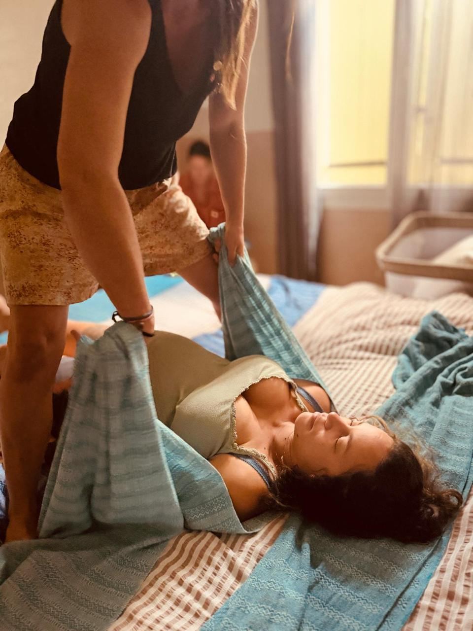 Serrage du bassin au rebozo pendant un soin postnatal